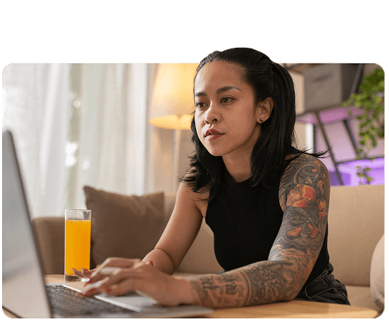 Emprendedora trabajando en el portátil